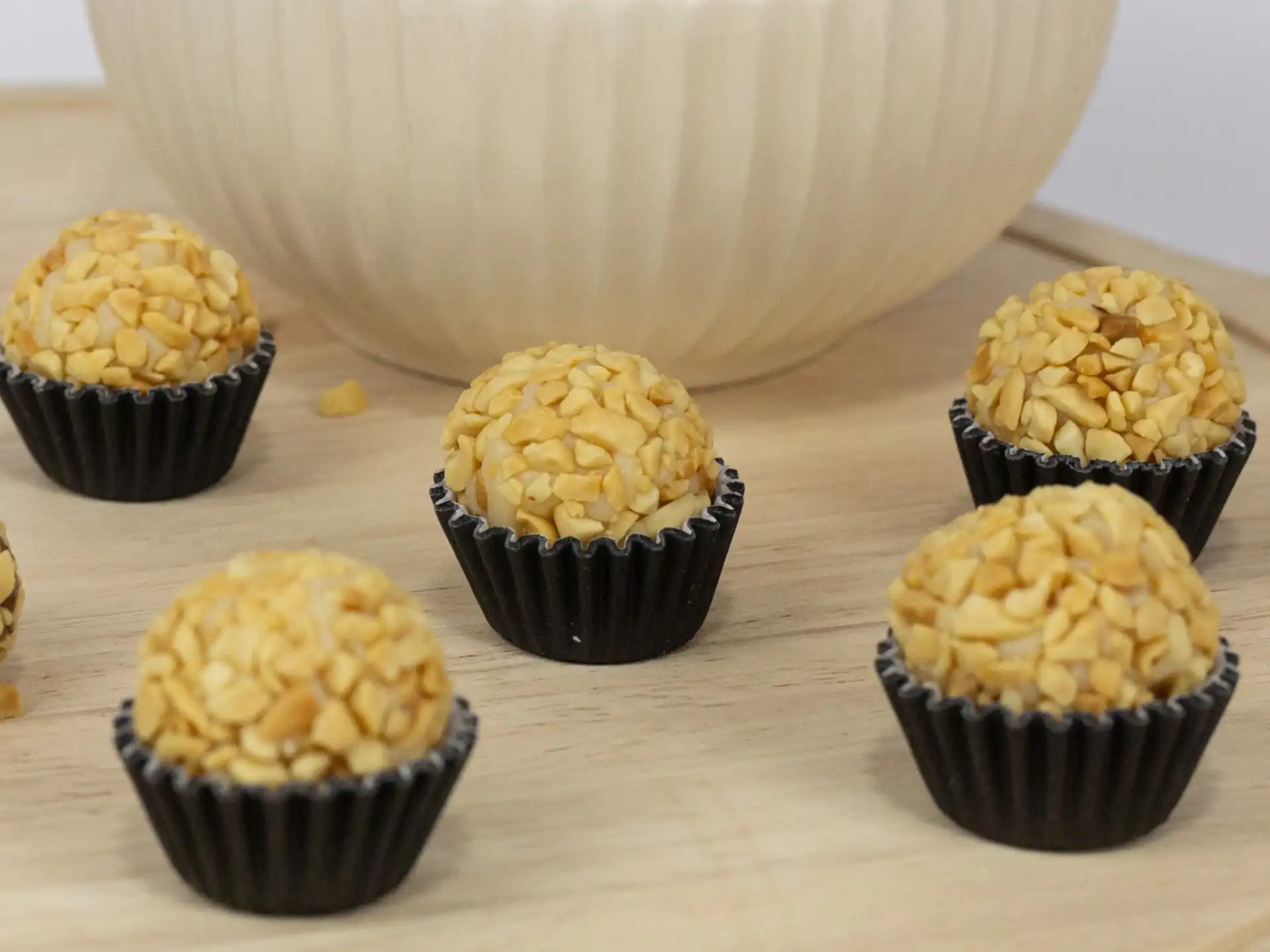 Ouriço de Brigadeiro Branco feito com leite condensado e creme de leite, enrolado no amendoim granulado.