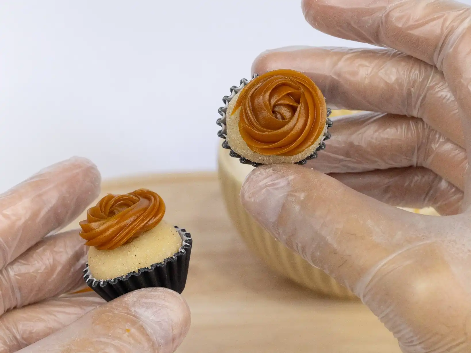 Brigadeiro de churros, com massa de leite condensado e creme de leite, enrolado em açúcar com canela e finalizado com doce de leite.