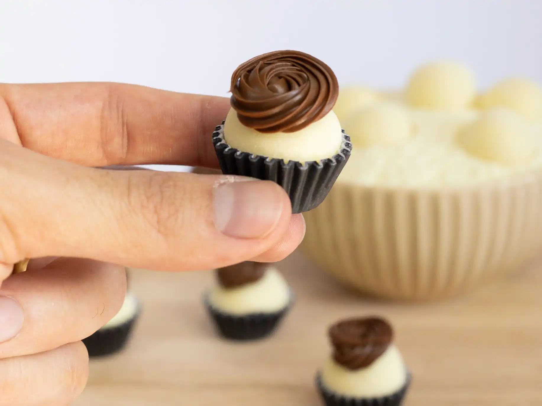 Doce gourmet de leite Ninho com Nutella, decorado em formato elegante, perfeito para festas e eventos. Doce artesanal com creme de avelã.