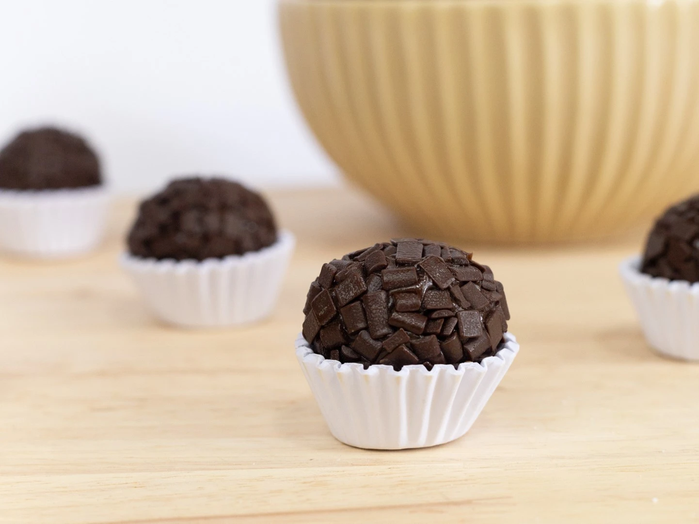 Brigadeiro meio amargo feito com cacau 100%, enrolado em granulado de chocolate nobre.
