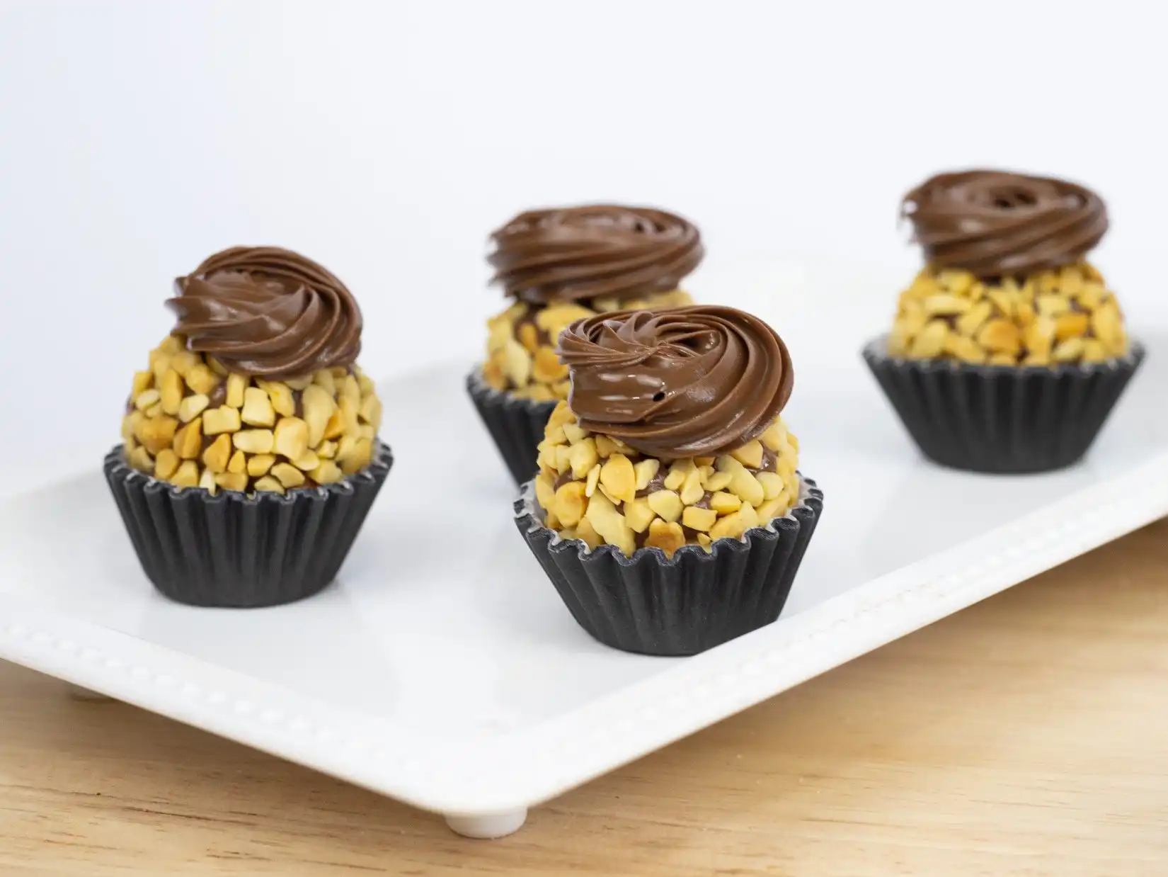 Doce gourmet inspirado no Ferrero Rocher, com massa de brigadeiro, e nutella.